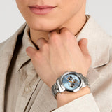 Φωτογραφία του ανδρικού ρολογιού Maserati Successo R8873621044 χρονογράφου φορεμένο σε μοντέλο, αναδεικνύοντας το ασημί μπρασελέ και το γαλάζιο καντράν με μαύρες λεπτομέρειες.