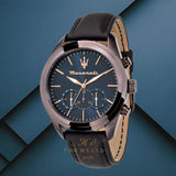 Φωτογραφία του μπλε καντράν του Maserati Traguardo R8871612008 χρονογράφου με ροζ χρυσούς δείκτες, υποκαντράν και ένδειξη ημερομηνίας, τζαμάκι από ορυκτό κρύσταλλο ειδικής σκλήρυνσης.