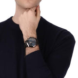 Φωτογραφία του ανδρικού ρολογιού Maserati Traguardo R8871612008 χρονογράφου φορεμένο σε μοντέλο, αναδεικνύοντας το καφέ δερμάτινο λουράκι και το μπλε καντράν με ροζ χρυσούς δείκτες.