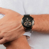 Φωτογραφία του ανδρικού ρολογιού Maserati Traguardo R8871612025 χρονογράφου φορεμένο σε μοντέλο, αναδεικνύοντας την ροζ χρυσή κάσα PVD