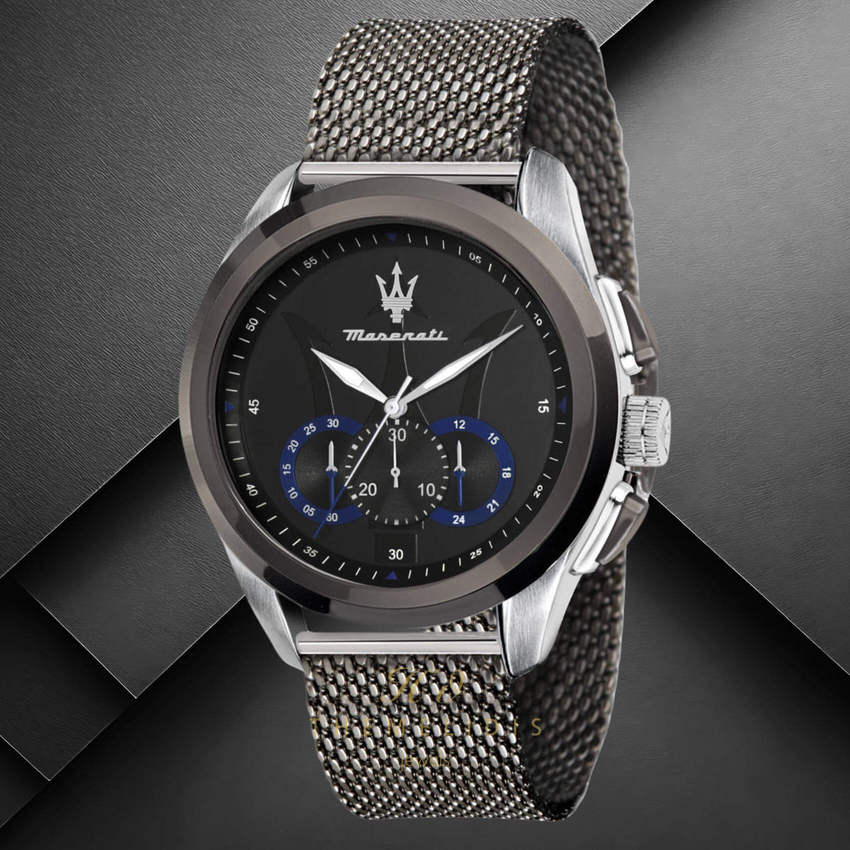 Φωτογραφία του μαύρου καντράν του Maserati Traguardo R8873612006 χρονογράφου με μπλε λεπτομέρειες, ασημί δείκτες, υποκαντράν και ένδειξη ημερομηνίας, τζάμάκι από ορυκτό κρύσταλλο ειδικής σκλήρυνσης.