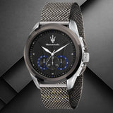 Φωτογραφία του μαύρου καντράν του Maserati Traguardo R8873612006 χρονογράφου με μπλε λεπτομέρειες, ασημί δείκτες, υποκαντράν και ένδειξη ημερομηνίας, τζάμάκι από ορυκτό κρύσταλλο ειδικής σκλήρυνσης.