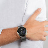 Φωτογραφία του ανδρικού ρολογιού Maserati Traguardo R8873612006 χρονογράφου φορεμένο σε μοντέλο, αναδεικνύοντας το ασημί μπρασελέ και το μαύρο καντράν με μπλε λεπτομέρειες.