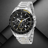 Φωτογραφία του μαύρου καντράν του Maserati Traguardo R8873612042 χρονογράφου με ασημί δείκτες, υποκαντράν και ένδειξη ημερομηνίας, τζάμάκι από ορυκτό κρύσταλλο ειδικής σκλήρυνσης.