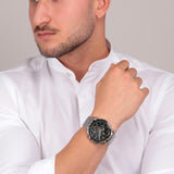 Φωτογραφία του ανδρικού ρολογιού Maserati Traguardo R8873612042 χρονογράφου φορεμένο σε μοντέλο, αναδεικνύοντας το ασημί μπρασελέ από ανοξείδωτο ατσάλι και το μαύρο καντράν.