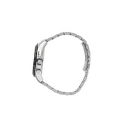 Λεπτομερής λήψη του ασημί μπρασελέ από ανοξείδωτο ατσάλι του Maserati Traguardo R8873612042 που αναδεικνύει την υφή και την ποιότητά του.