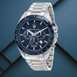 Φωτογραφία του μπλε καντράν του Maserati Traguardo R8873612043 χρονογράφου με ασημί δείκτες, υποκαντράν και ένδειξη ημερομηνίας, τζάμάκι από ορυκτό κρύσταλλο ειδικής σκλήρυνσης.