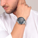 Φωτογραφία του ανδρικού ρολογιού Maserati Traguardo R8873612043 χρονογράφου φορεμένο σε μοντέλο, αναδεικνύοντας το ασημί μπρασελέ και το μπλε καντράν.