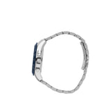 Λεπτομερής λήψη του ασημί μπρασελέ από ανοξείδωτο ατσάλι του Maserati Traguardo R8873612043 που αναδεικνύει την υφή και την ποιότητά του.