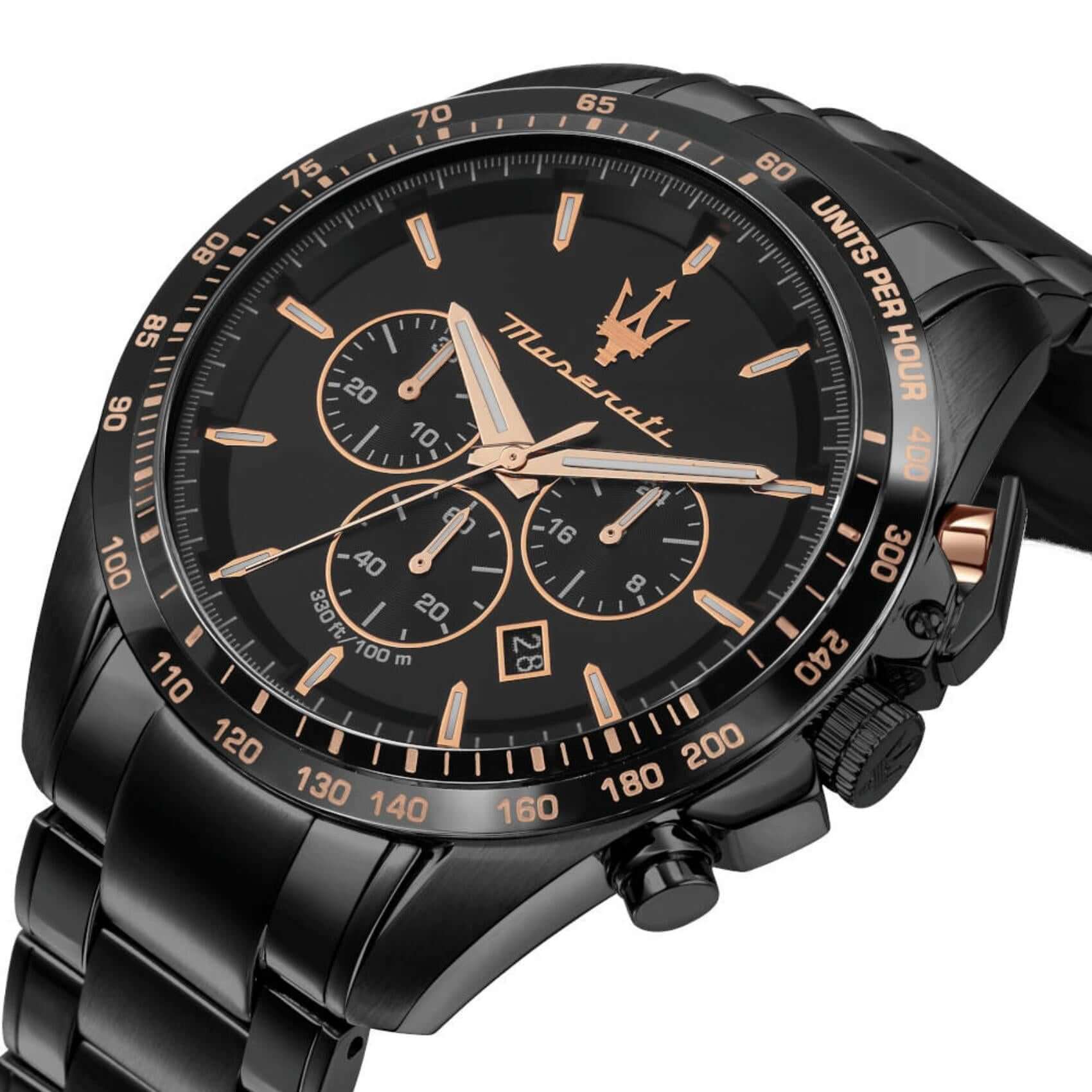 Φωτογραφία του μαύρου καντράν του Maserati Traguardo R8873612048 χρονογράφου με ροζ επίχρυσους δείκτες, υποκαντράν και ένδειξη ημερομηνίας, τζάμάκι από ορυκτό κρύσταλλο ειδικής σκλήρυνσης.