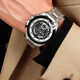 Φωτογραφία του ανδρικού ρολογιού Maserati Traguardo R8873612059 χρονογράφου φορεμένο σε μοντέλο, αναδεικνύοντας το ασημί μπρασελέ και το δίχρωμο ασημένιο-μαύρο καντράν.