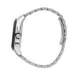 Πλάγια λήψη του Maserati Traguardo R8873612059 χρονογράφου που αναδεικνύει την κάσα 45mm και το ασημί μπρασελέ από ανοξείδωτο ατσάλι.