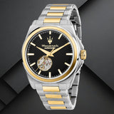 Φωτογραφία του μαύρου καντράν του Maserati Velocita R8823152001 με εμφανή μηχανισμό και χρυσούς δείκτες, τζαμάκι από ορυκτό κρύσταλλο ειδικής σκλήρυνσης.