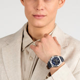 Φωτογραφία του ανδρικού ρολογιού Maserati Velocita R8871652001 χρονογράφου φορεμένο σε μοντέλο, αναδεικνύοντας το μπλε δερμάτινο λουράκι και το μπλε καντράν.