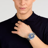 Φωτογραφία του ανδρικού ρολογιού Maserati Velocita R8873652001 χρονογράφου φορεμένο σε μοντέλο, αναδεικνύοντας το ασημί μπρασελέ και το μπλε καντράν.