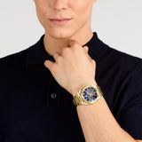 Φωτογραφία του ανδρικού ρολογιού Maserati Velocita R8873652002 χρονογράφου φορεμένο σε μοντέλο, αναδεικνύοντας το χρυσό μπρασελέ και το μπλε καντράν με χρυσούς δείκτες.