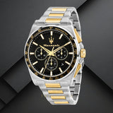 Φωτογραφία του μαύρου καντράν του Maserati Velocita R8873652003 χρονογράφου με χρυσούς δείκτες, υποκαντράν και ένδειξη ημερομηνίας, τζαμάκι από ορυκτό κρύσταλλο ειδικής σκλήρυνσης.