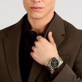 Φωτογραφία του ανδρικού ρολογιού Maserati Velocita R8873652003 χρονογράφου φορεμένο σε μοντέλο, αναδεικνύοντας το δίχρωμο μπρασελέ σε ασημί και χρυσό και το μαύρο καντράν με χρυσούς δείκτες.