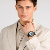 Φωτογραφία του ανδρικού ρολογιού Maserati Velocita R8873652004 χρονογράφου φορεμένο σε μοντέλο, αναδεικνύοντας το γκρι μπρασελέ και το γαλάζιο καντράν.