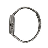 Λεπτομερής λήψη του γκρι μπρασελέ από ανοξείδωτο ατσάλι του Maserati Velocita R8873652004 που αναδεικνύει την υφή και το φινίρισμά του.