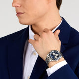 Φωτογραφία του ανδρικού ρολογιού Maserati Velocita R8873652005 χρονογράφου φορεμένο σε μοντέλο, αναδεικνύοντας το ασημί μπρασελέ και το μπλε καντράν.