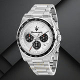 Φωτογραφία του ασημί καντράν του Maserati Velocita R8873652006 χρονογράφου με ασημί δείκτες, υποκαντράν και ένδειξη ημερομηνίας, τζαμάκι από ορυκτό κρύσταλλο ειδικής σκλήρυνσης.