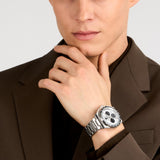 Φωτογραφία του ανδρικού ρολογιού Maserati Velocita R8873652006 χρονογράφου φορεμένο σε μοντέλο, αναδεικνύοντας το ασημί μπρασελέ και το ασημί καντράν.