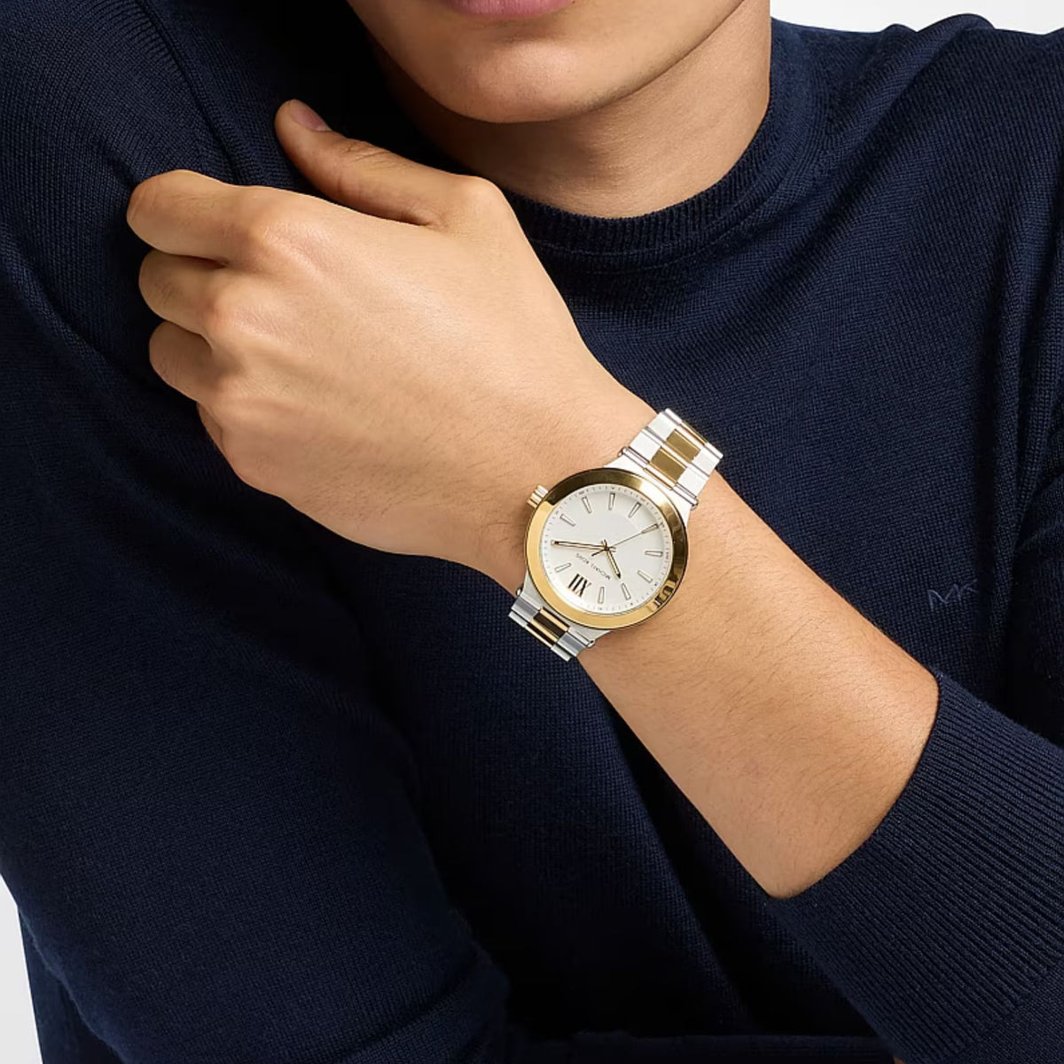 Ανδρικό ρολόι Michael Kors Billie MK9274 με ασημί-χρυσό μπρασελέ και λευκό καντράν φορεμένο στον καρπό