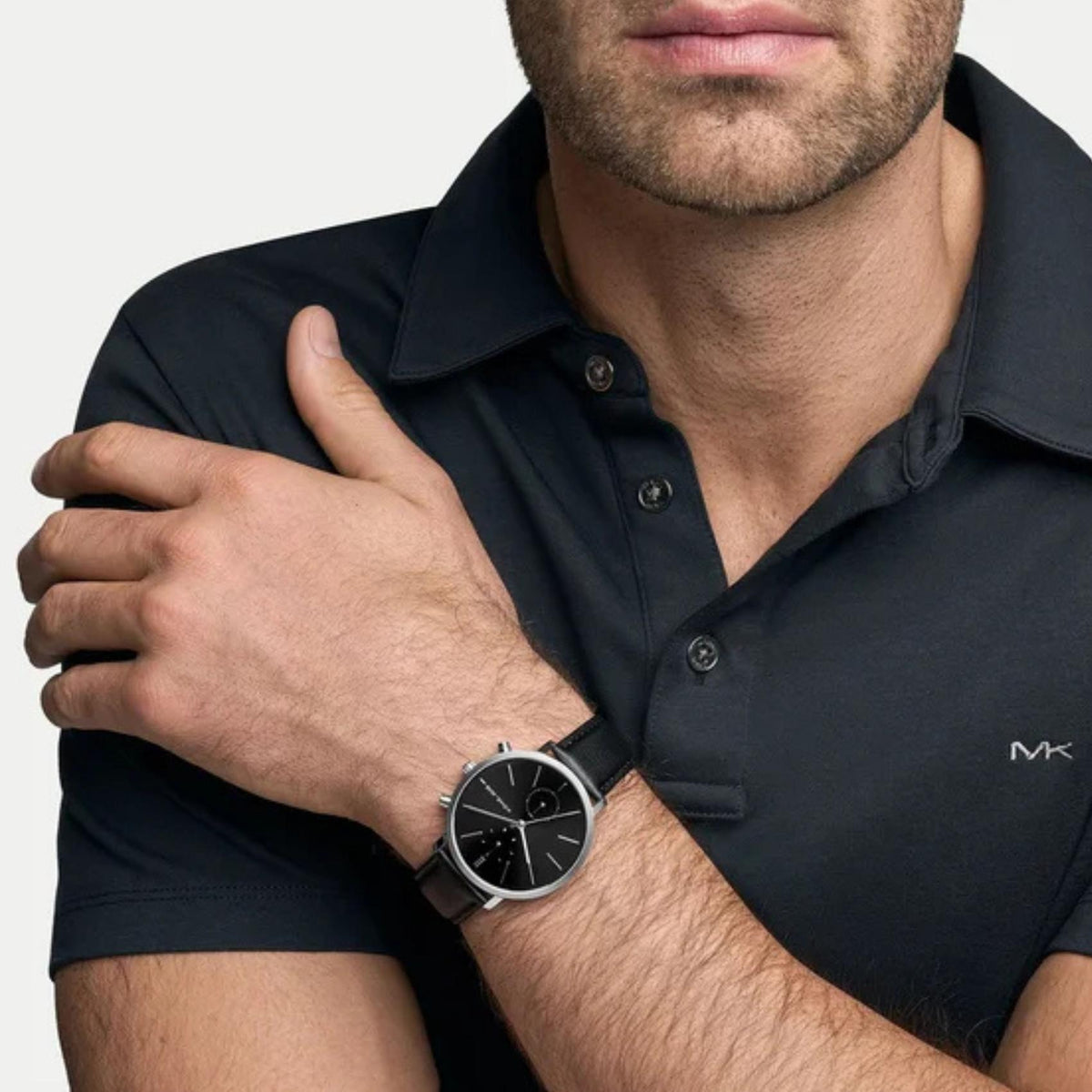 Ανδρικό ρολόι Michael Kors Blake MK9208 με μαύρο δερμάτινο λουράκι και μαύρο καντράν φορεμένο στον καρπό