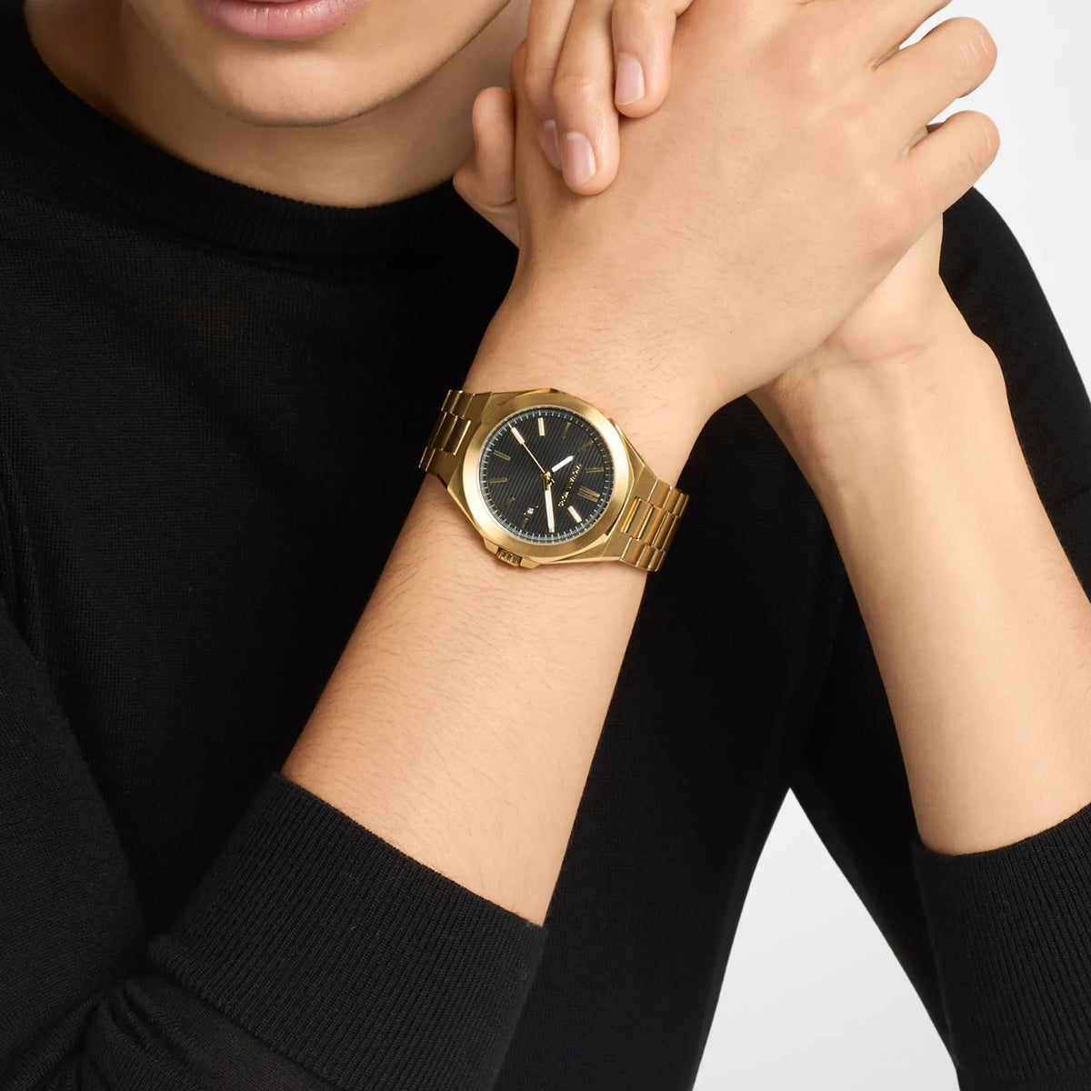 Ανδρικό ρολόι Michael Kors Callum MK9288 με χρυσό μπρασελέ και μαύρο καντράν φορεμένο στον καρπό