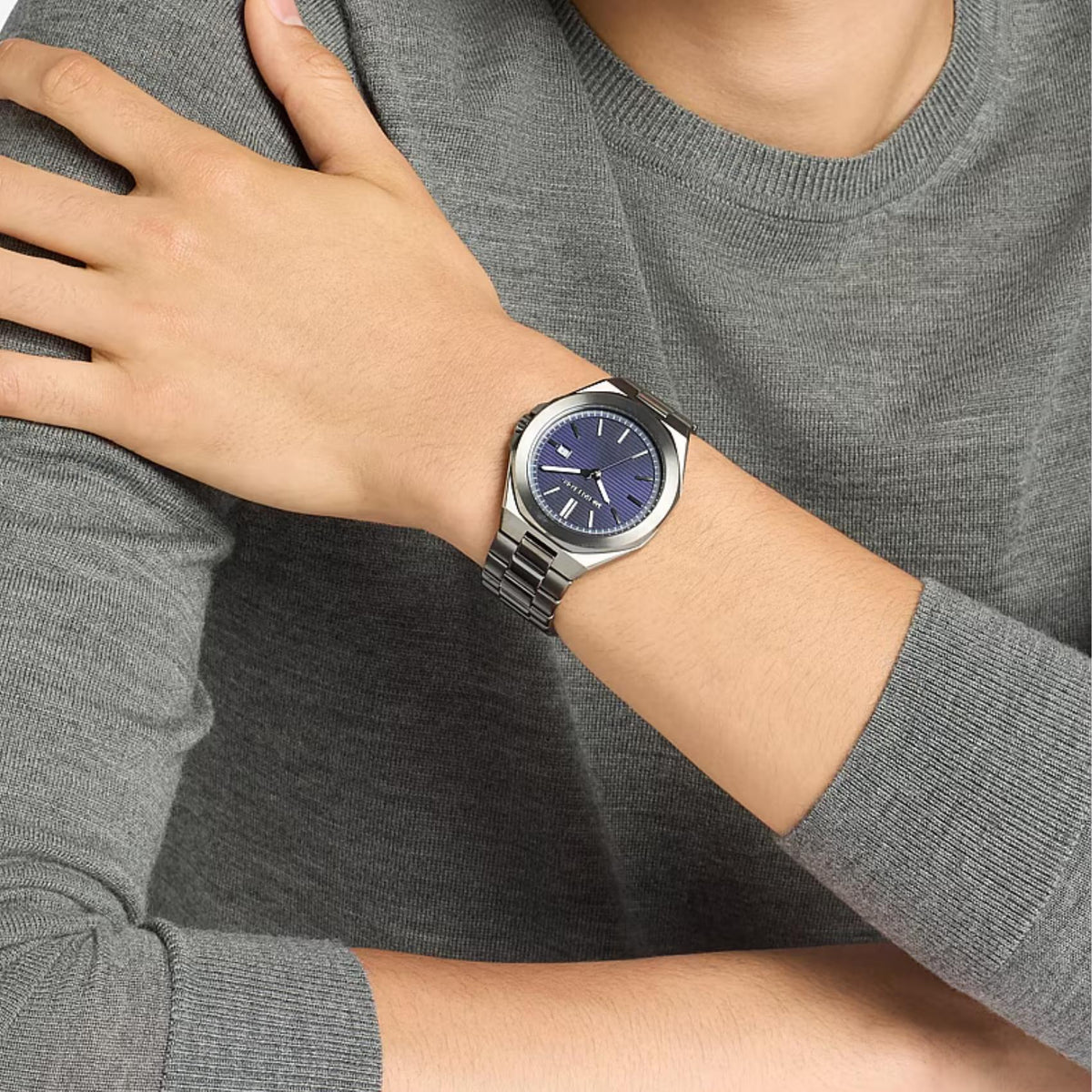 Ανδρικό ρολόι Michael Kors Callum MK9290 με ανθρακί μπρασελέ και μπλε καντράν φορεμένο στον καρπό