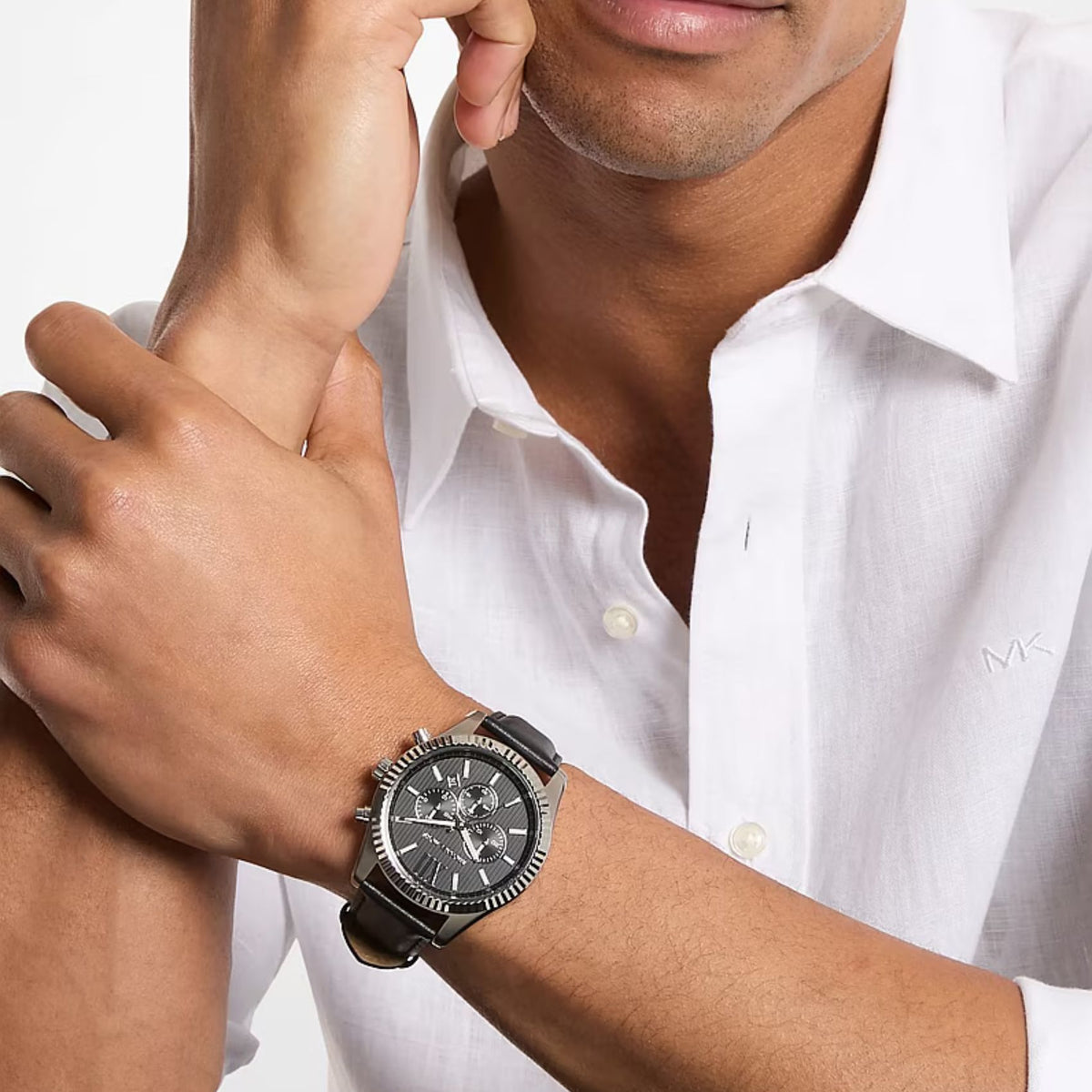 Ανδρικό ρολόι Michael Kors Lexington MK9256 χρονογράφος με μαύρο δερμάτινο λουράκι και μαύρο καντράν φορεμένο στον καρπό