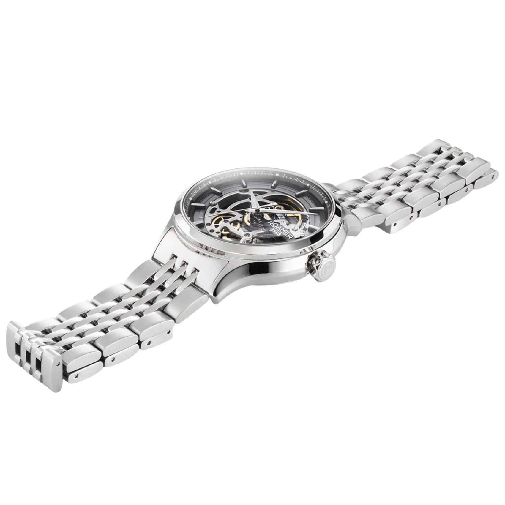 Πλάγια προβολή του ανδρικού ρολογιού Roamer Competence Skeleton IV 101984-41-85-10 με ασημί ανοξείδωτο ατσάλινο μπρασελέ και κάσα 43mm.