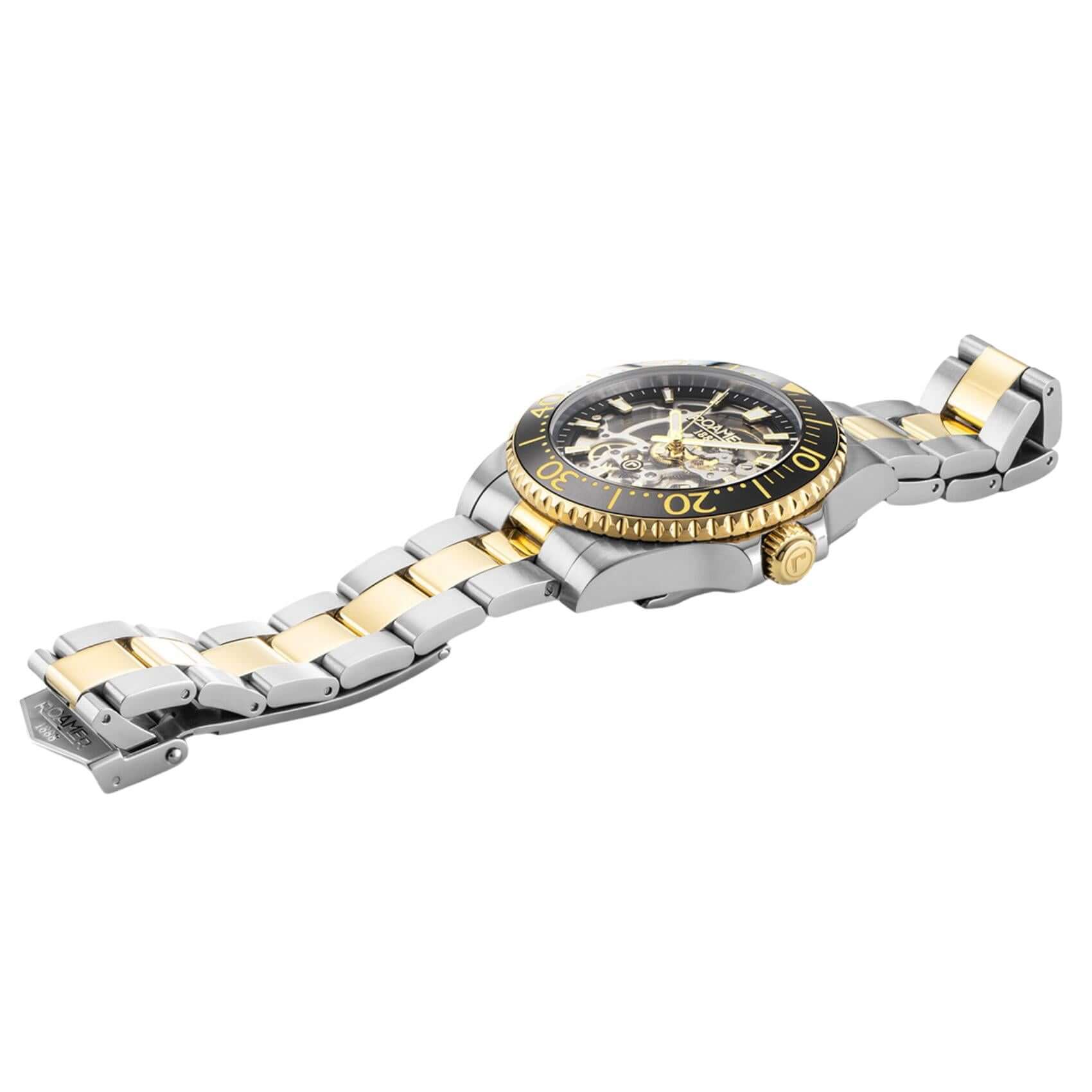 Πλάγια όψη από ανδρικό ρολόι Roamer Premier Skeleton Limited 986984-47-85-21 με δίχρωμο μπρασελέ από ανοξείδωτο ατσάλι.