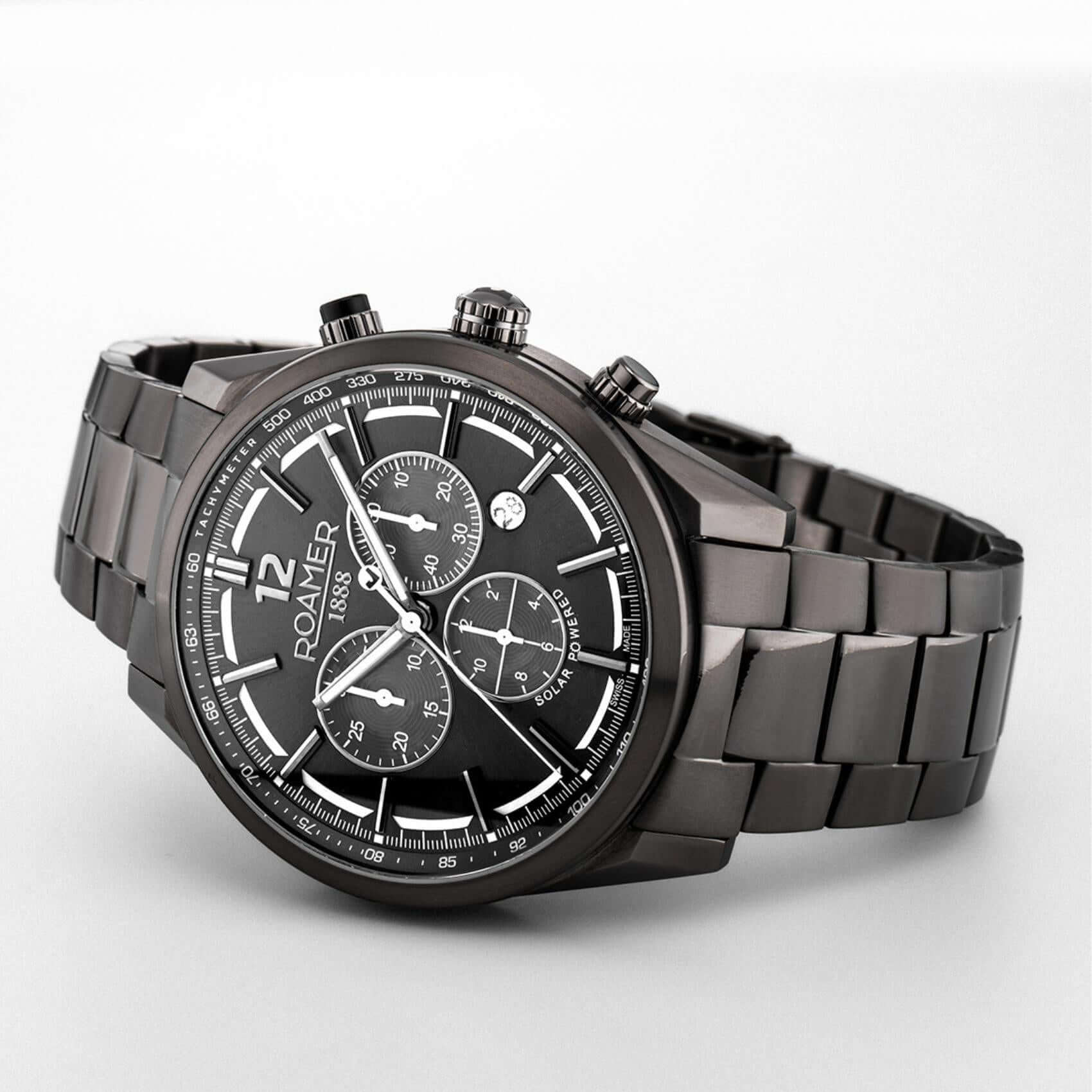 Ανδρικό ρολόι Roamer Helios Power 973981-44-85-20 Solar με ανθρακί μπρασελέ από τιτάνιο και μαύρο καντράν 43.5mm.