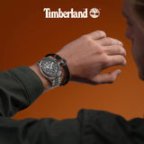 Το Timberland Ashmont TDWGK0054703 φορεμένο στον καρπό με ασημί μπρασελέ και μαύρο καντράν.