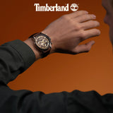 Το Timberland Bernardston TDWGF0054601 φορεμένο στον καρπό με καφέ δερμάτινο λουράκι και καφέ καντράν.