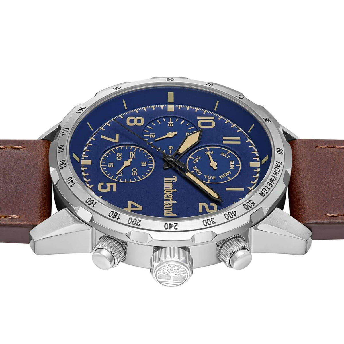 Κοντινό στο μπλε καντράν του Timberland Campton TDWGF0055401 με ένδειξη ημέρας, ημερομηνίας και διπλής ώρας.