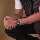 Φορεμένο στον καρπό ανδρικό ρολόι Timberland Day Pond TDWGB0055801 με καφέ δερμάτινο λουράκι και πράσινο καντράν 45 mm.