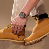 Φορεμένο στον καρπό ανδρικό ρολόι Timberland Day Pond TDWGB0055803 με ταμπά δερμάτινο λουράκι και μαύρο καντράν 45 mm.