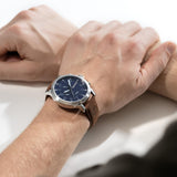 Το Timberland Driscoll TDWGF0040702 φορεμένο στον καρπό με καφέ λουράκι και μπλε καντράν.