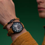 Φορεμένο στον καρπό ανδρικό αυτόματο ρολόι Timberland Henniker Automatic TDWGE0055202 με ταμπά δερμάτινο λουράκι και skeleton καντράν 44 mm.