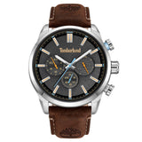 Ανδρικό ρολόι Timberland Henniker II TDWGF0028708 με καφέ δερμάτινο λουράκι, μαύρο καντράν 46 mm, ένδειξη ημέρας-ημερομηνίας, διπλής ώρας και στεγανότητα 5ATM.