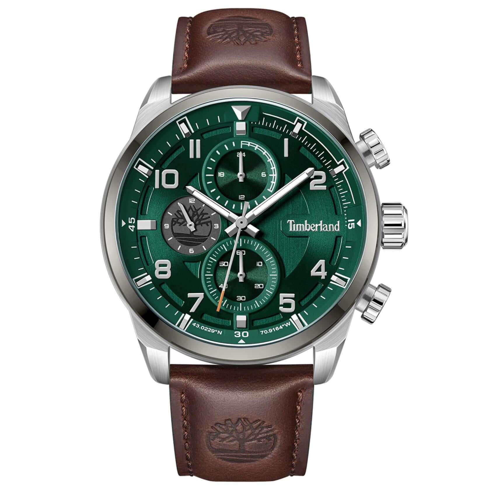 Ανδρικό ρολόι Timberland Henniker II TDWGF2201101M με καφέ δερμάτινο λουράκι, πράσινο καντράν 46 mm, ένδειξη διπλής ώρας και στεγανότητα 5ATM.