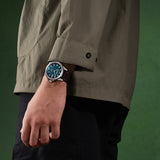 Φορεμένο στον καρπό ανδρικό ρολόι Timberland Mohegan TDWGB0083001 με καφέ δερμάτινο λουράκι και τυρκουάζ καντράν 46 mm.