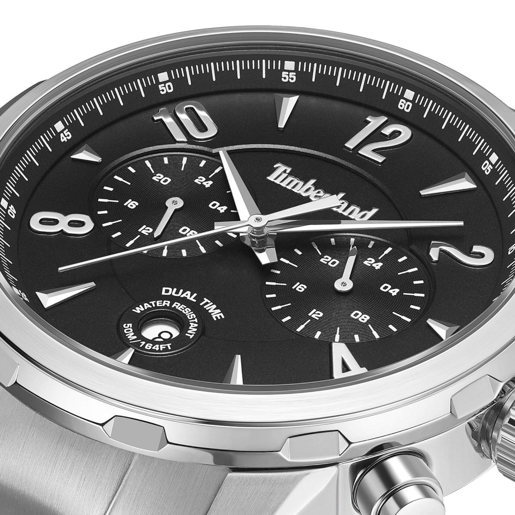 Κοντινό στο μαύρο καντράν του Timberland Newkirk TDWGK0082901 με ένδειξη ημερομηνίας και διπλής ώρας.
