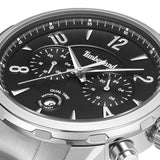 Κοντινό στο μαύρο καντράν του Timberland Newkirk TDWGK0082901 με ένδειξη ημερομηνίας και διπλής ώρας.