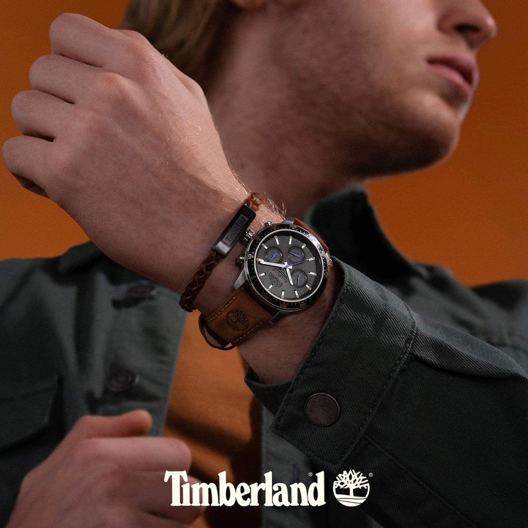 Το Timberland Parkman TDWGF0041301 φορεμένο στον καρπό με καφέ λουράκι και γκρι καντράν.