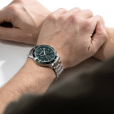 Το Timberland Parkman TDWGK0041301 φορεμένο στον καρπό με ασημί μπρασελέ και πράσινο καντράν.