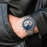 Μοντέλο φορά το ανδρικό ρολόι Tommy Hilfiger Legend 1710569 με ασημί μπρασελέ και μπλε καντρά